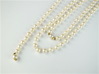 Lot 99 - A cultured pearl necklace and bracelet