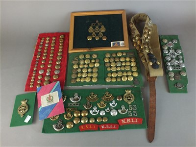 Lot 268 - Large collection of military badges and buttons