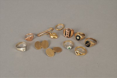 Lot 128 - A collection of gold and yellow metal rings