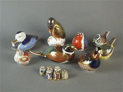 Lot 213 - Royal Crown Derby imari bird paperweights and thimbles