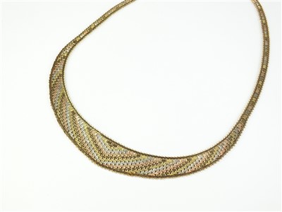 Lot 117 - A 9ct tri-coloured gold necklace