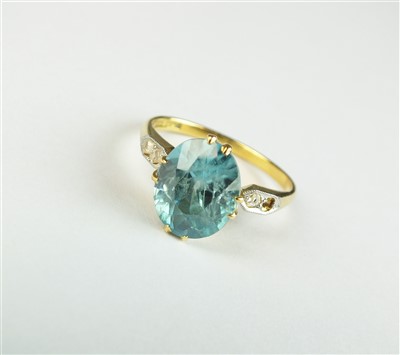 Lot 83 - A blue zircon ring