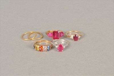 Lot 102 - A collection of six rings