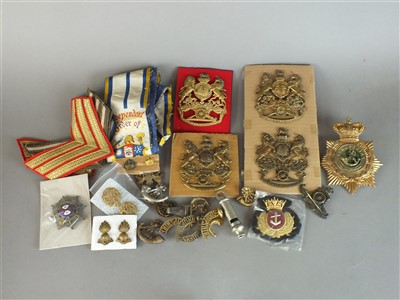 Lot 401 - Large collection of military badges and buttons