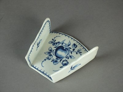 Lot 344 - An unusual Worcester asparagus server