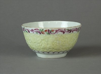 Lot 349 - Worcester yellow-ground teabowl, circa 1768