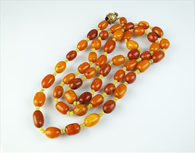 Lot 66 - An amber bead necklace