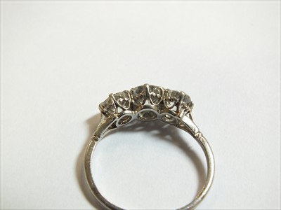 Lot 62 - A three stone diamond ring