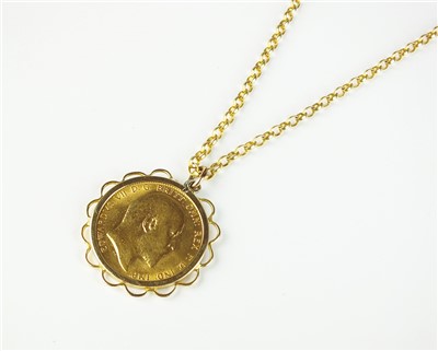 Lot 100 - A George V sovereign pendant on chain