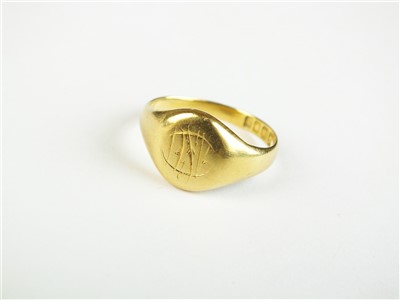 Lot 98 - An 18ct gold signet ring