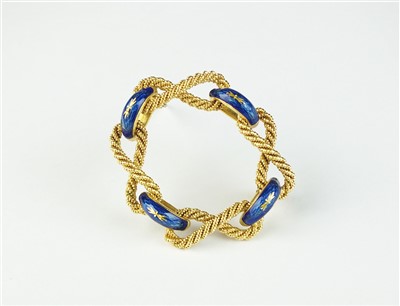 Lot 126 - An yellow metal and blue enamel stylised rope brooch