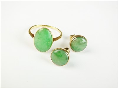 Lot 93 - A jade ring and a pair of jade stud earrings