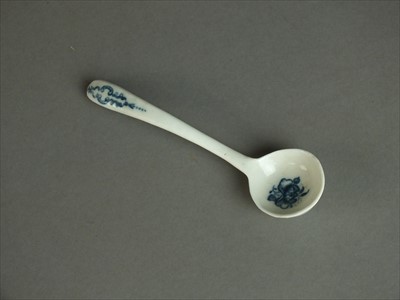 Lot 266 - A Caughley mustard spoon, circa 1780-90