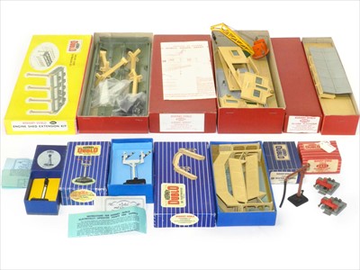 Lot 577 - Hornby Dublo Boxed Buildings and accessories (9)