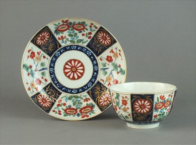 Lot 376 - A Worcester imari tea bowl and saucer, circa 1770