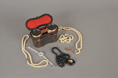 Lot 124 - A small collection of jewellery