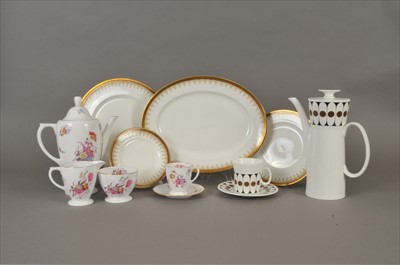 Lot 185 - A large quantity of Paragon Anthena pattern dinner wares