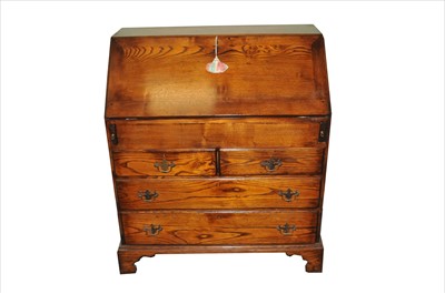 Lot 352 - A good quality reproduction oak bureau in the George III style