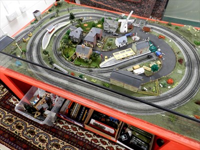 Lot 580 - Hornby ex-shop Display Train Layout, Skaledale buildings, Trains and Accessories