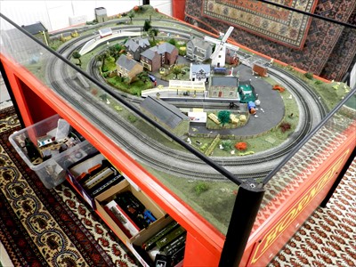 Lot 580 - Hornby ex-shop Display Train Layout, Skaledale buildings, Trains and Accessories