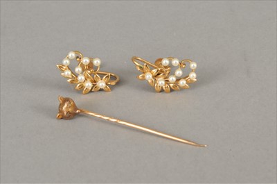 Lot 97 - A pair of earrings and a stick pin