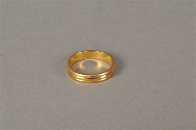 Lot 132 - A 22ct gold wedding band