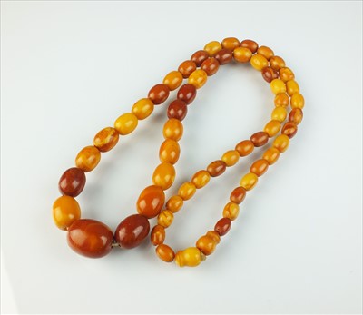 Lot 80 - An amber bead necklace