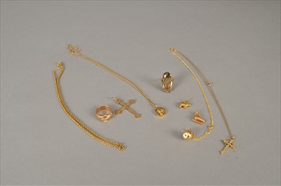 Lot 121 - A small collection of gold chains and rings