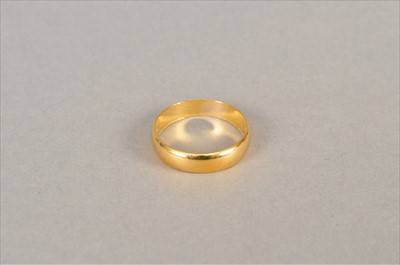 Lot 107 - A 22ct gold wedding band