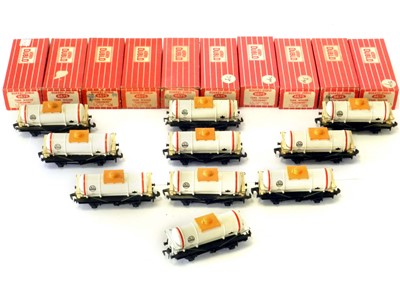 Lot 570 - Hornby Dublo boxed 2-rail 4675 ICI Chlorine Tankers (10x)