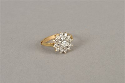 Lot 111 - A diamond cluster ring