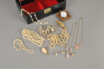 Lot 118 - A collection of costume jewellery