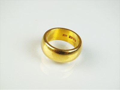 Lot 92 - A 22ct gold band