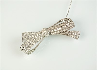 Lot 72 - An Art Deco diamond bow brooch