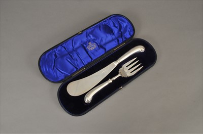 Lot 29 - A cased pair of silver fish servers