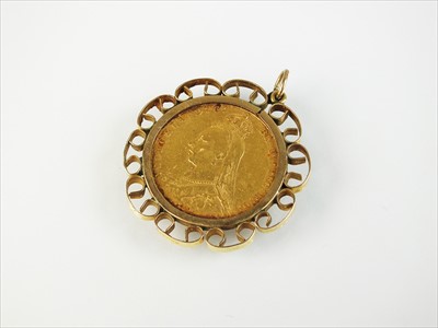 Lot 69 - A sovereign pendant