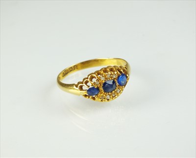 Lot 70 - An 18ct gold untested sapphire and blue garnet topped doublet ring