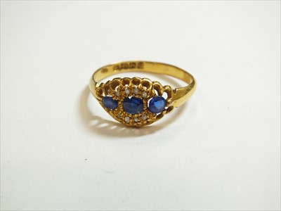 Lot 70 - An 18ct gold untested sapphire and blue garnet topped doublet ring