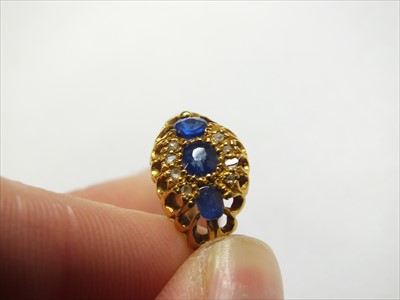 Lot 70 - An 18ct gold untested sapphire and blue garnet topped doublet ring