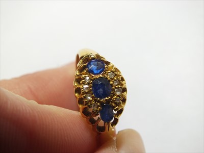 Lot 70 - An 18ct gold untested sapphire and blue garnet topped doublet ring