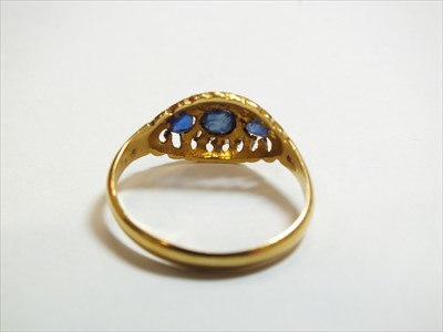 Lot 70 - An 18ct gold untested sapphire and blue garnet topped doublet ring