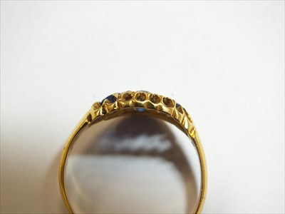 Lot 70 - An 18ct gold untested sapphire and blue garnet topped doublet ring