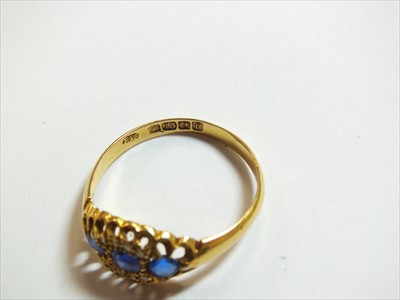 Lot 70 - An 18ct gold untested sapphire and blue garnet topped doublet ring