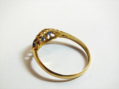 Lot 70 - An 18ct gold untested sapphire and blue garnet topped doublet ring