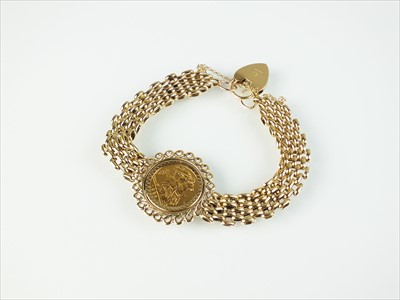 Lot 76 - A half sovereign bracelet