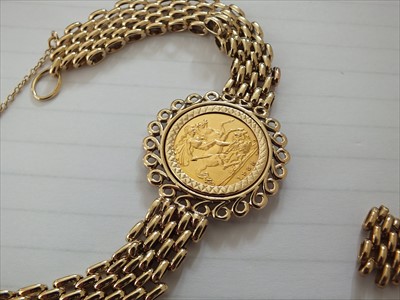 Lot 76 - A half sovereign bracelet