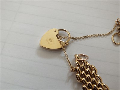 Lot 76 - A half sovereign bracelet