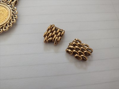 Lot 76 - A half sovereign bracelet