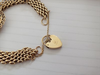 Lot 76 - A half sovereign bracelet