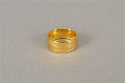 Lot 92 - A 22ct gold band